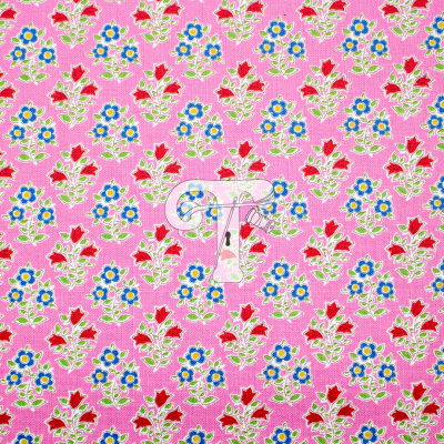 Pano rosa com padrão floral azul e vermelho e letras transparentes TP