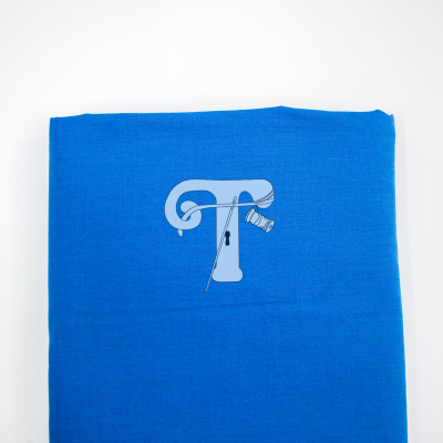 tecido azul com padrão de letra T e agulha