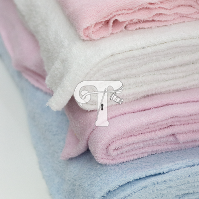 Toalhas de banho em várias cores pastel dobradas