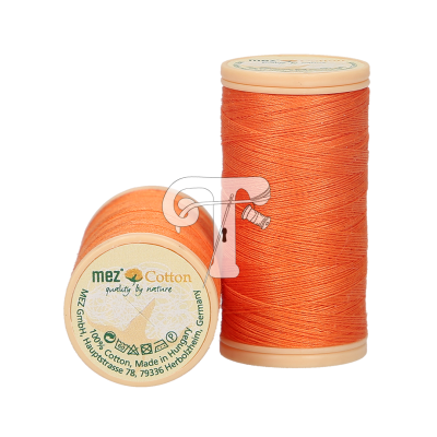 Duas bobinas de linha de algodão laranja com rótulo visível e fundo branco