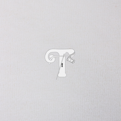 Tapete cinzento claro com textura riscada