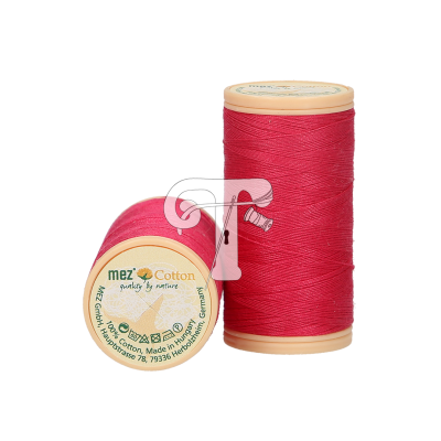 Dois rolos de linha de costura rosa com rótulos mostrando marca e informações