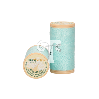 Dois carretéis de linha de algodão azul clara com rótulo em inglês e alemão