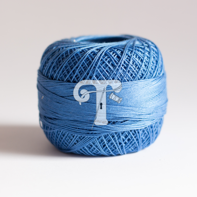 rolo de linha azul com textura fina, marca d'água T