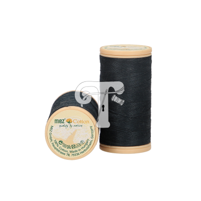 Dois carretéis de linha preta de costura Mez Cotton em fundo branco