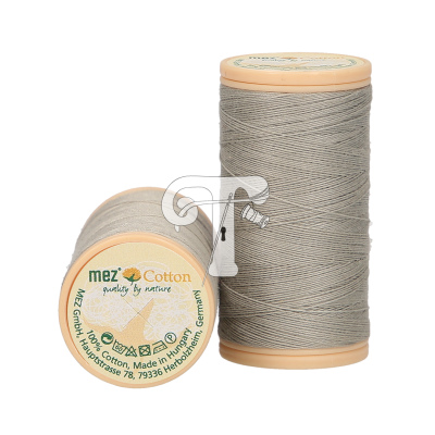 Dois carretéis de linha cinza claro de algodão com rótulo das marcas mez Cotton e informações de fabricação.