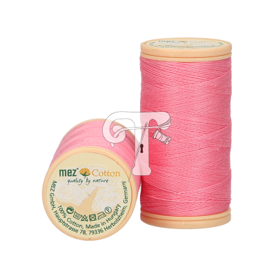 Dois carretéis de linha cor-de-rosa sobre fundo branco