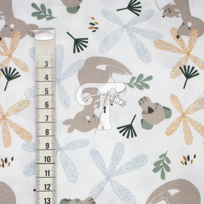 Tecido branco com estampado infantil de animais e plantas em tons suaves e fita métrica ao lado