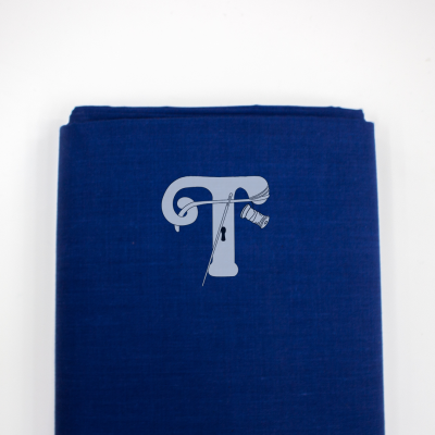 Tecido azul escuro com padrão estampado branco