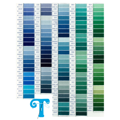 Amostras de fios coloridos em tiras numeradas, do azul ao verde, com textura de fio e etiqueta branca.