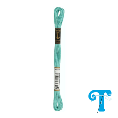 Fio de bordar azul-turquesa com etiqueta 'Anchor' e código 1070