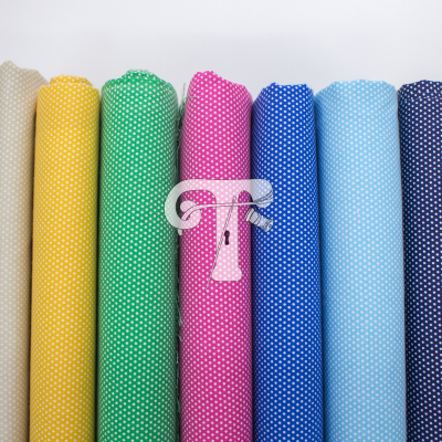 Rolos de tecido coloridos com padrão de pontos brancos