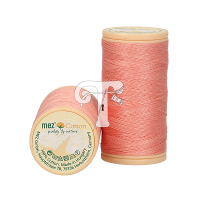 Dois carretéis de linha de algodão cor de rosa claro com rótulos de plástico