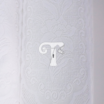 tecido branco rendado com padrão floral e geométrico