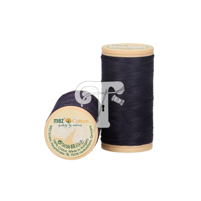 Duas bobinas de linha preta em algodão com rótulo visível