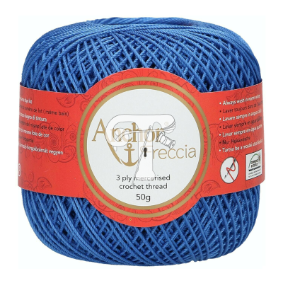 Bola azul de linha de crochet com etiqueta vermelha e texto