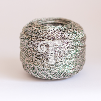 Rolo de fio prateado metálico com a letra T branca