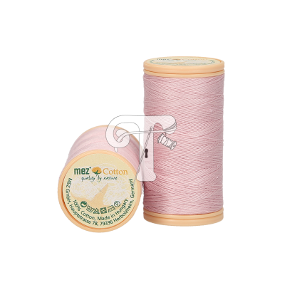 Dois carretéis de linha rosa claro em fundo branco