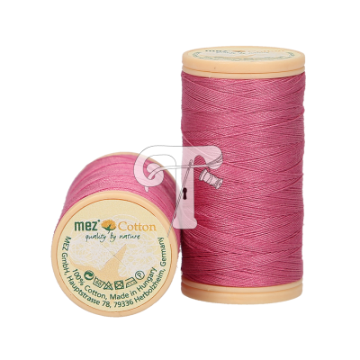 Dois carretéis de linha rosa de algodão com rótulo visível