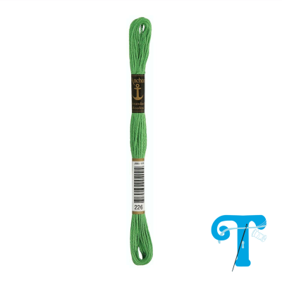 Skein de linha verde para bordar da marca Anchot com etiqueta e códigos