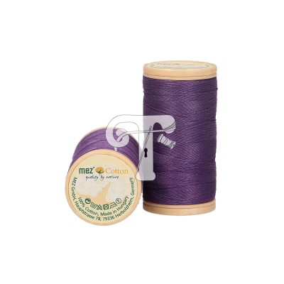 Dois carretéis de linha de algodão roxa da marca mez Cotton com base de madeira