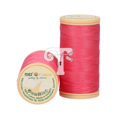 Dois carretéis de fio cor-de-rosa mez Cotton com rótulo, fundo branco