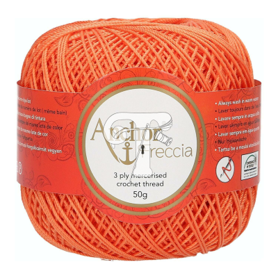 Rolo de fio de croché laranja com rótulo vermelho com texto e símbolos de cuidado.