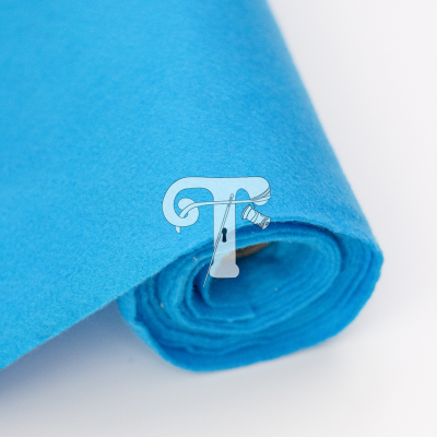 Rolo de tecido azul claro enrolado sobre fundo branco