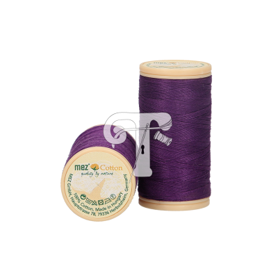 Duas bobinas de linha de costura roxa MEZ Cotton com rótulo em fundo branco