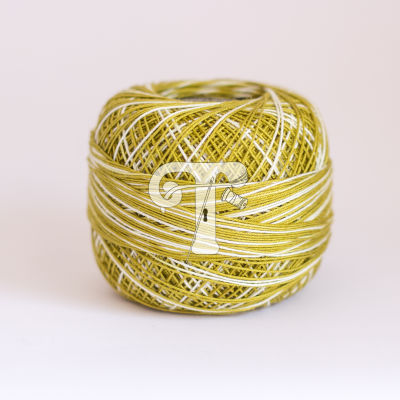 Novelo de fio colorido em tons verdes e branco sobre fundo branco