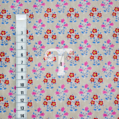tecido bege com flores coloridas e fita métrica ao lado
