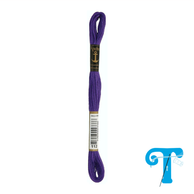 Skein de fio roxo da marca Anchor com etiquetas preta e branca.