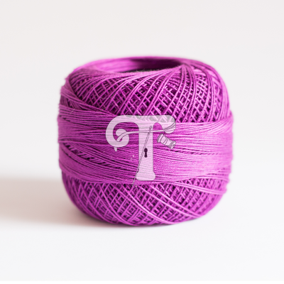 Rolo de linha roxa fina sobre fundo branco