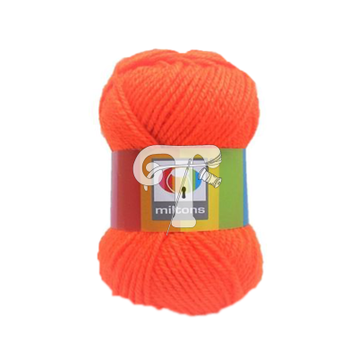 Novelo de lã grosso laranja com etiqueta colorida da marca mitons