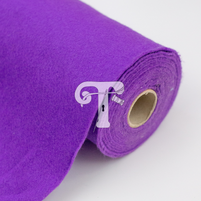 Rolo de feltro roxo sobre fundo branco