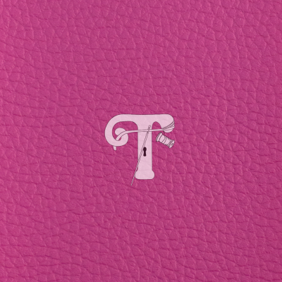 Couro sintético rosa com textura granulada e logótipo em branco com a letra T