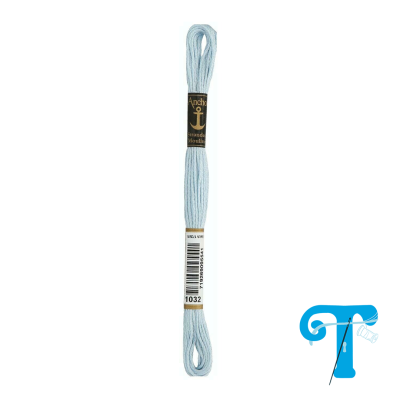 Linha de bordar azul clara da marca Anchor com etiquetas preta e dourada