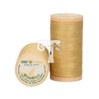 Dois carretéis de linha de algodão bege com etiquetas