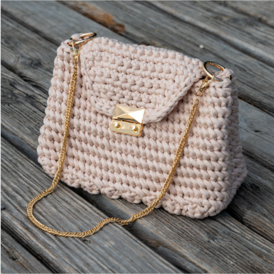 Mala de mão em croché bege com fecho dourado e alça corrente