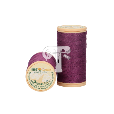 Duas bobinas de linha de costura púrpura com etiquetas e texto visível