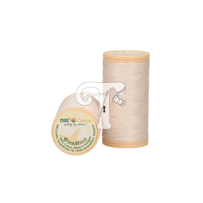 Carretéis de linha bege mez Cotton sobre fundo branco