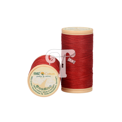 Dois carretéis de linha vermelha de algodão com etiquetas com texto, em fundo branco