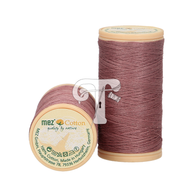 Dois carretéis de linha de costura cor de rosa com etiquetas e fundo branco