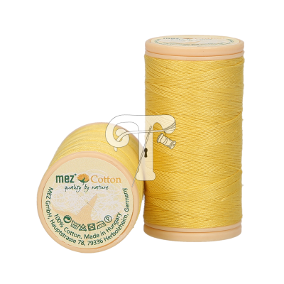 Dois rolos de linha de algodão amarela da marca mez Cotton com etiquetas visíveis