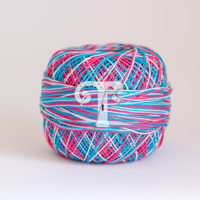 Novelo de linha multicolorida azul, rosa e branco sobre fundo branco