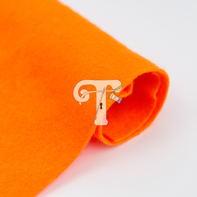 Tecido de feltro laranja enrolado sobre fundo branco