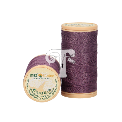 Dois carretéis de linha roxa escura mez Cotton sobre fundo branco