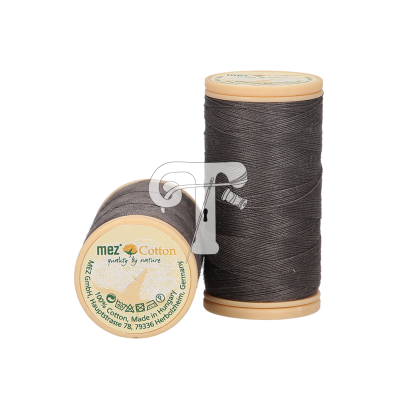 Dois carretéis de linha de algodão cinza escuro com base e topo bege, um em pé e outro deitado com rótulo visível