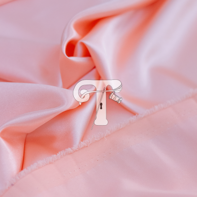 Tecido rosa acetinado com agulha de costura inserida