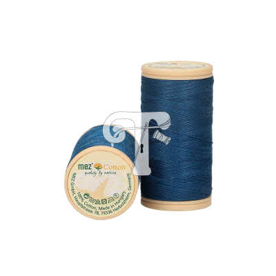 Dois carretéis de linha de algodão azul escuro com rótulos redondos em bege claro